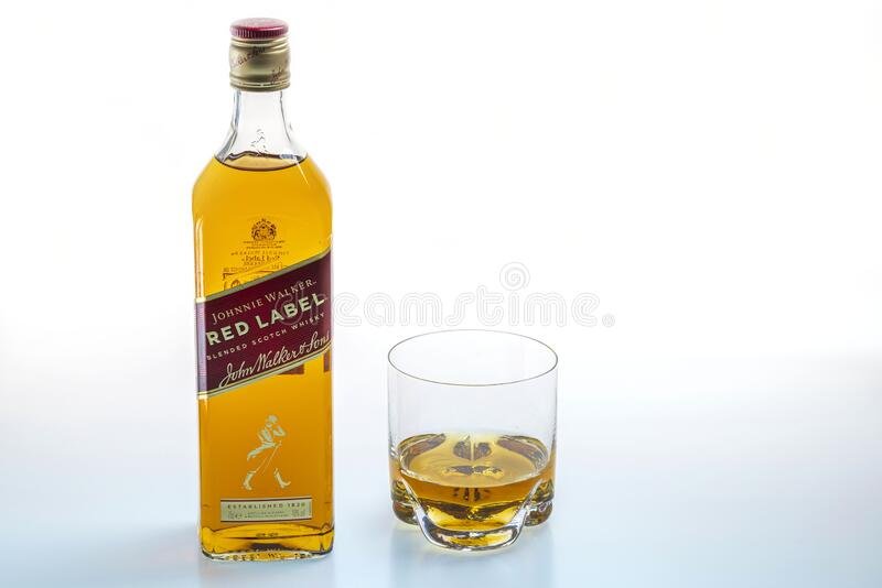 hermosa-vista-de-johnnie-walker-etiqueta-roja-botella-whisky-y-vaso-relleno-en-segundo-plano-concepto-alcohol-sudar-237864408