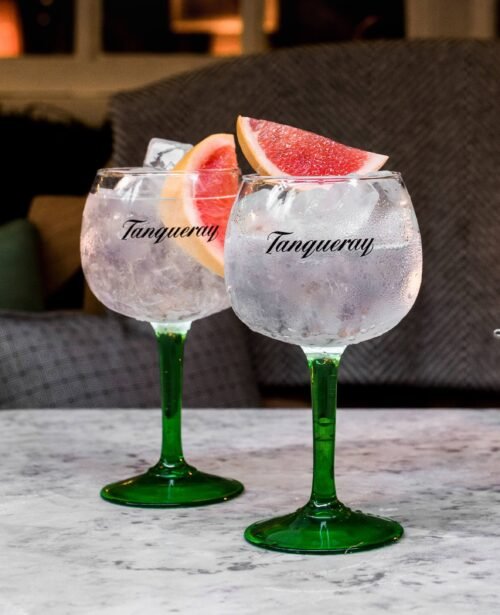 Tormenta Fresca (Gin tanqueta, pepino, maracuyá, jugo de limon y redbull)