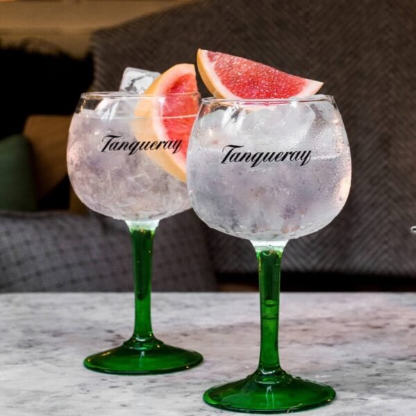 Niebla Tropical (Gin tanqueray, berries, jugo de limón, top de arándano)